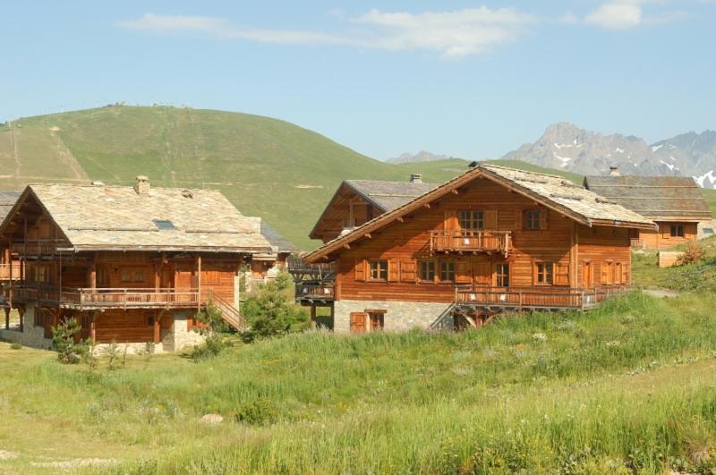 Madame Vacances Les Chalets De L'Altiport Alpe d'Huez Екстер'єр фото